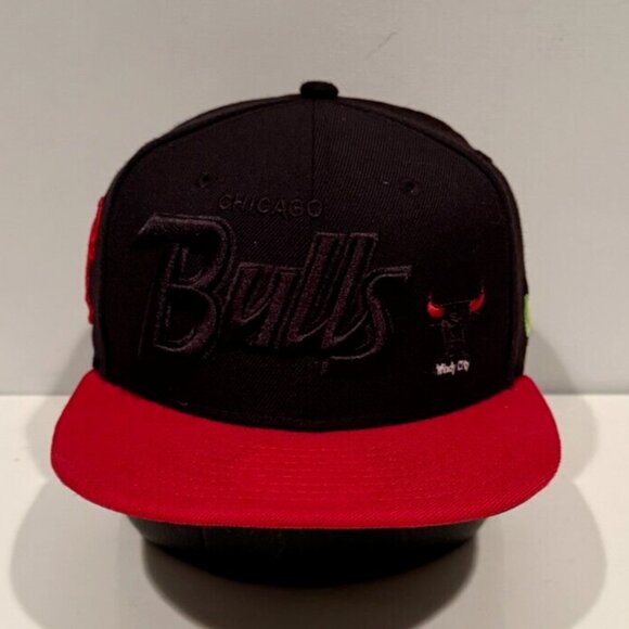 Chicago Bulls NBA New Era 59FIFTY Fitted Hat 7-1/8 Black/Red Wool - Picture 1 of 6